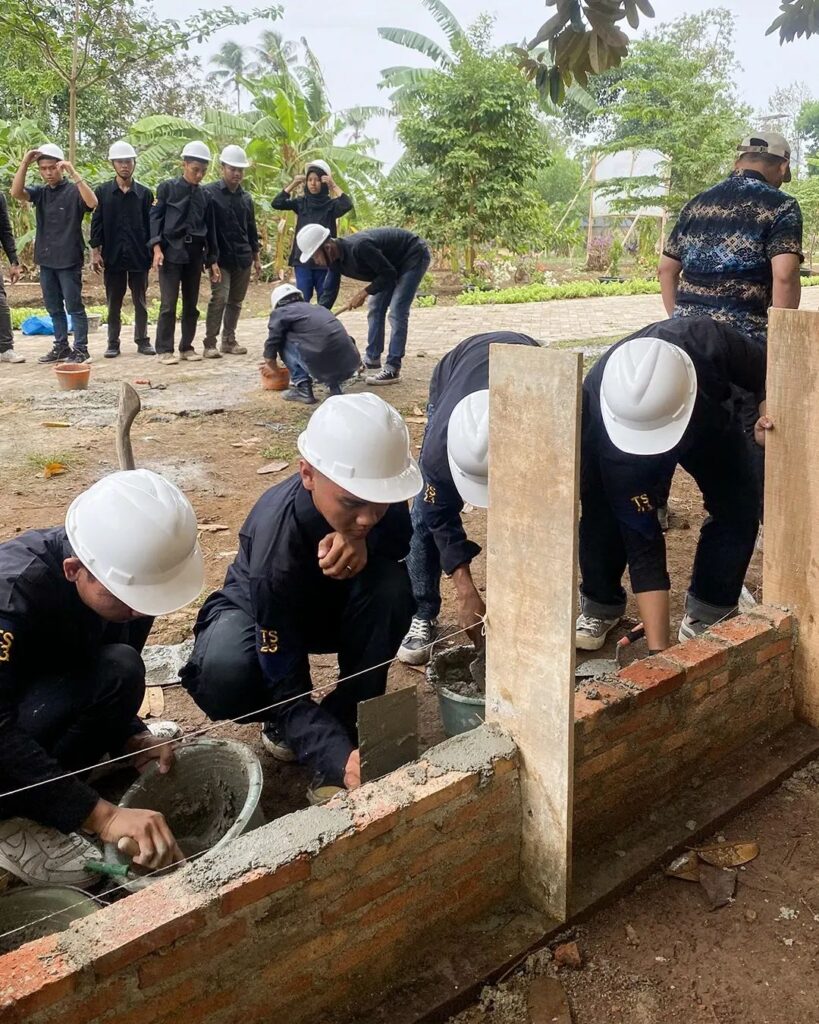 Improving Basic Skills in Building Construction: Teknokrat Holds Wall Work Training – Center of Excellence - dezaci