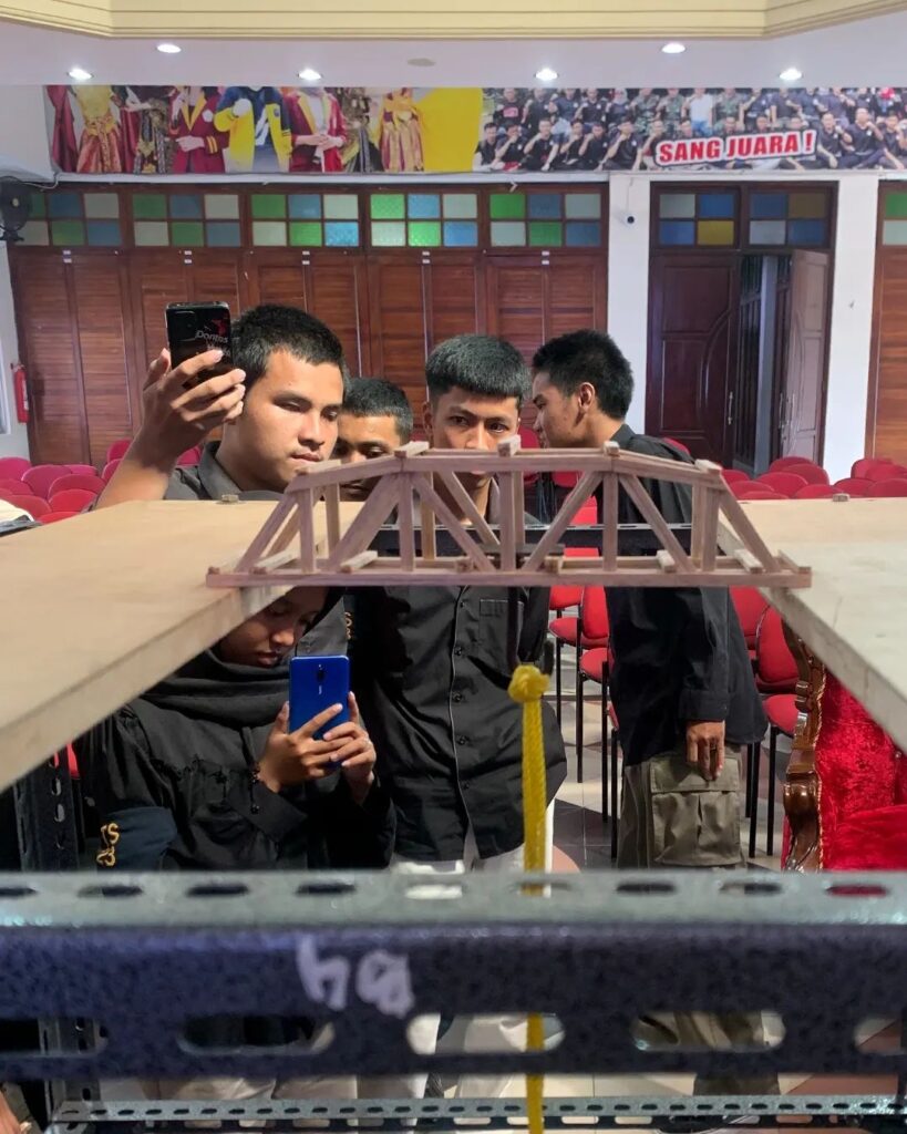 The Civil Engineering S1 Study Program Holds a Tensile Strength Test for Bridges Made of Balsa Wood – Center of Excellence - dezaci
